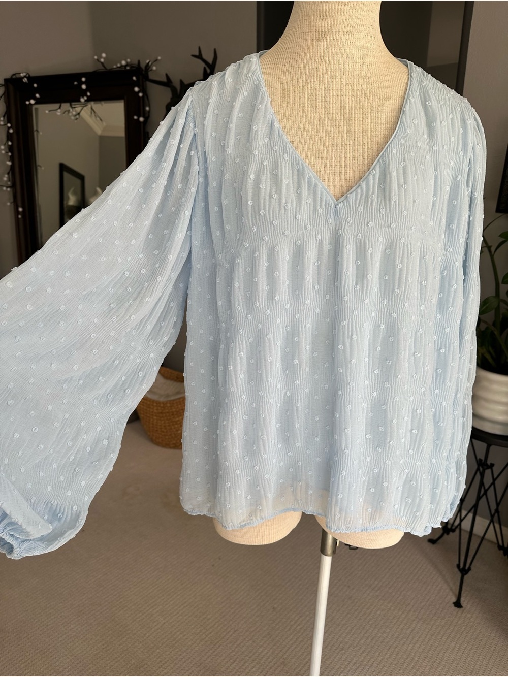 White House Black Market Light Blue Swiss Dot Peasant V-Neck Blouse size large